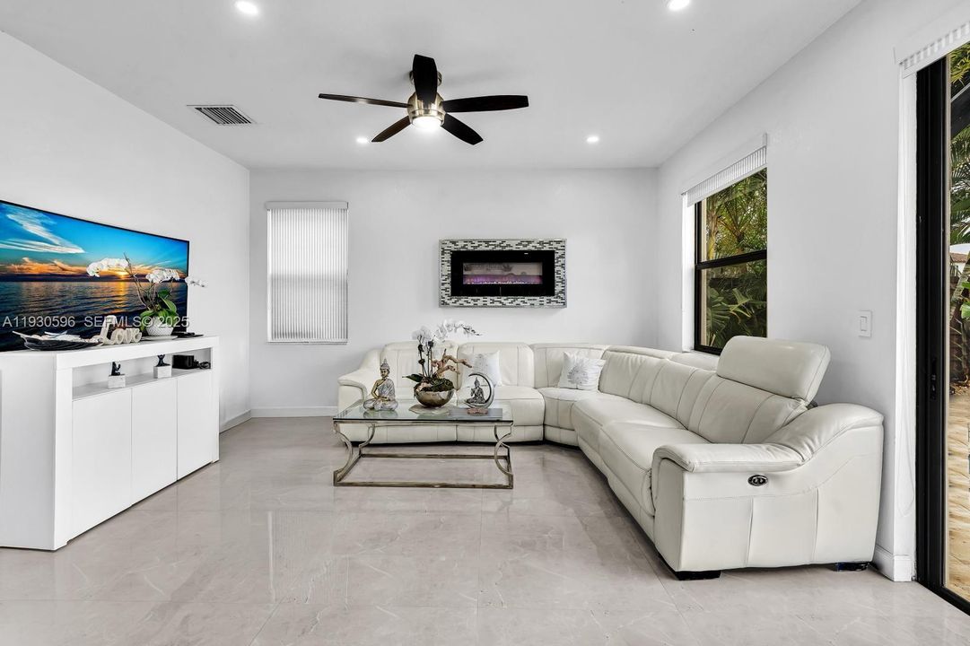 For Sale: $695,000 (4 beds, 3 baths, 2500 Square Feet)