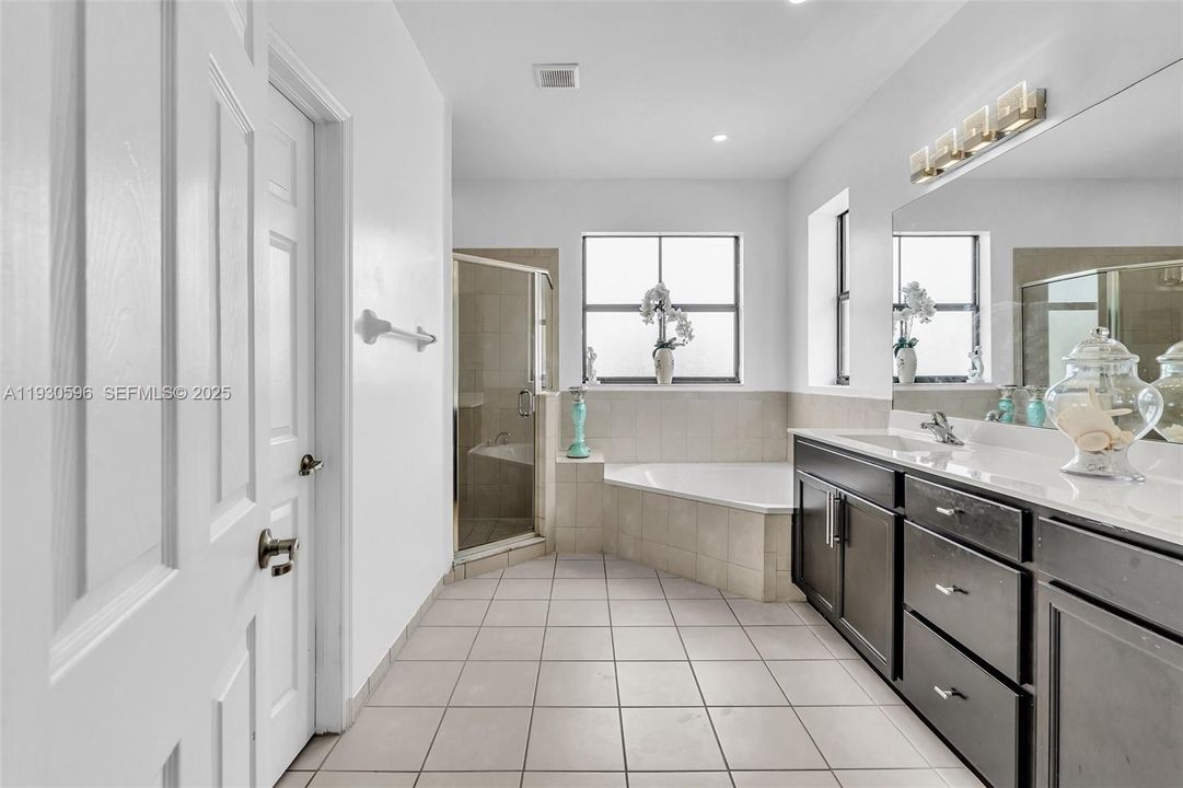 For Sale: $695,000 (4 beds, 3 baths, 2500 Square Feet)