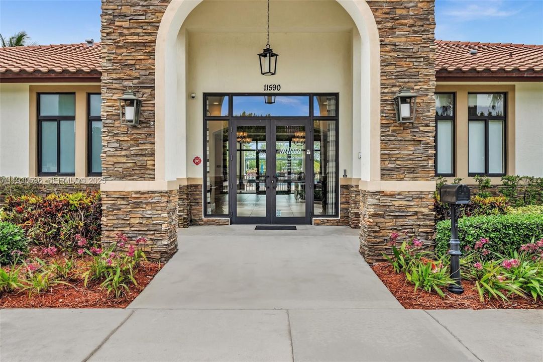 For Sale: $695,000 (4 beds, 3 baths, 2500 Square Feet)