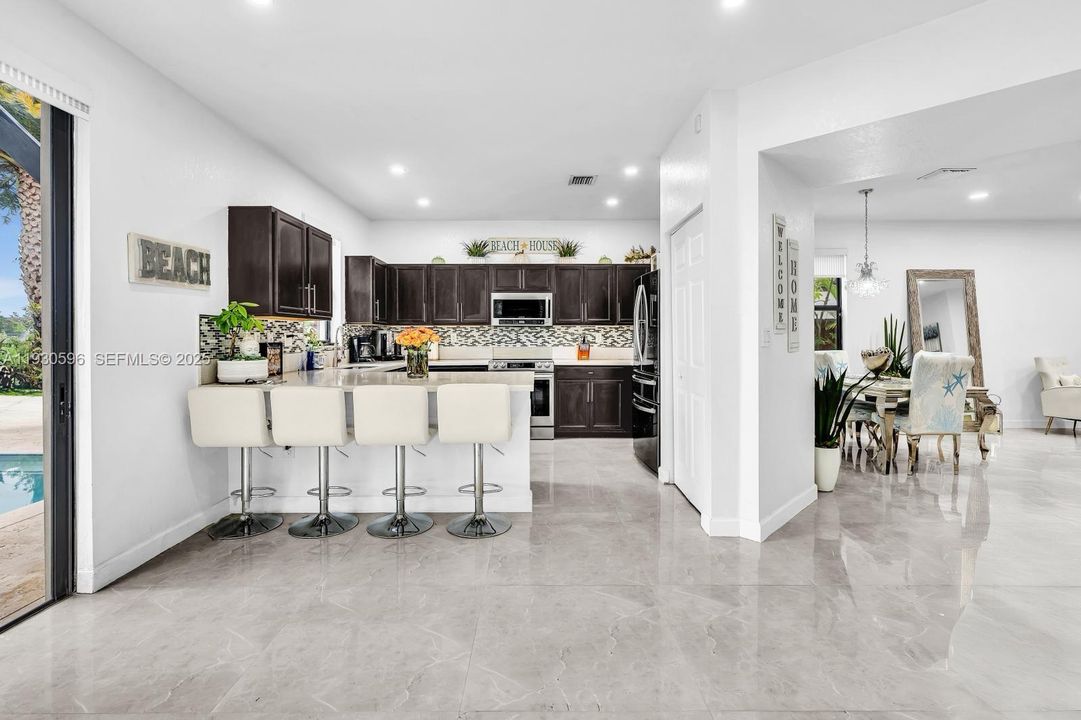 For Sale: $695,000 (4 beds, 3 baths, 2500 Square Feet)