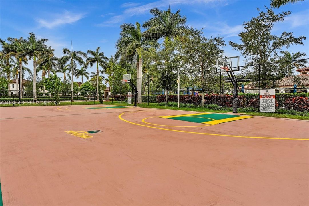 For Sale: $695,000 (4 beds, 3 baths, 2500 Square Feet)