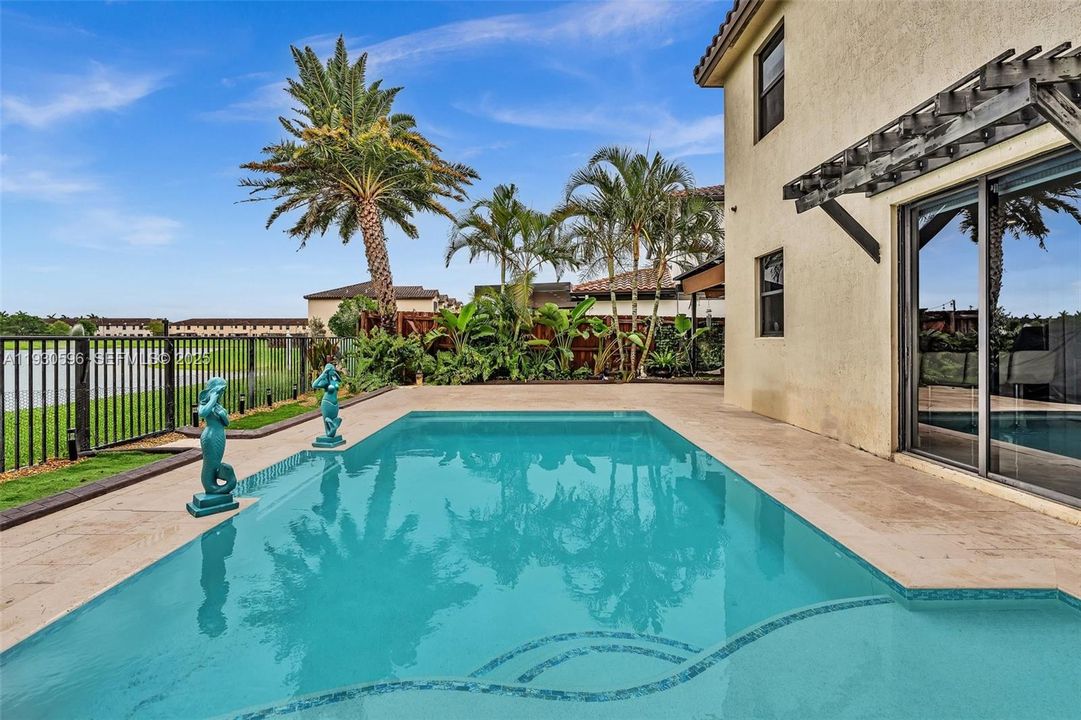 For Sale: $695,000 (4 beds, 3 baths, 2500 Square Feet)