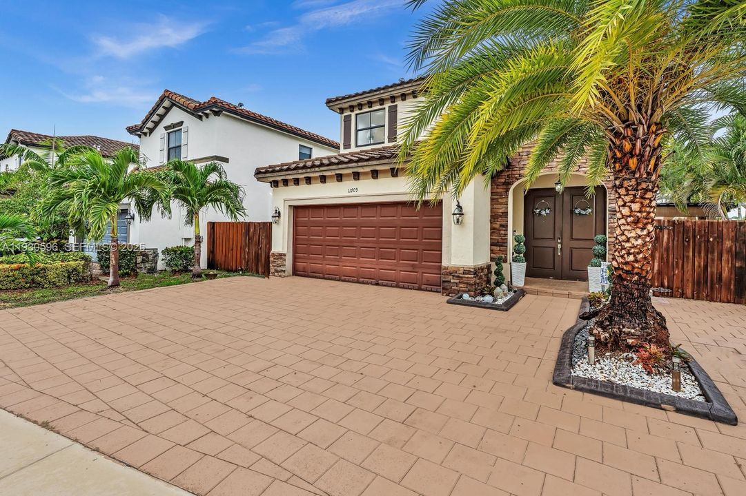 For Sale: $695,000 (4 beds, 3 baths, 2500 Square Feet)