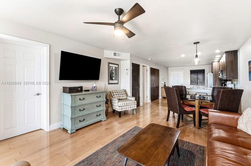 En Venta: $679,000 (2 camas, 2 baños, 1056 Pies cuadrados)