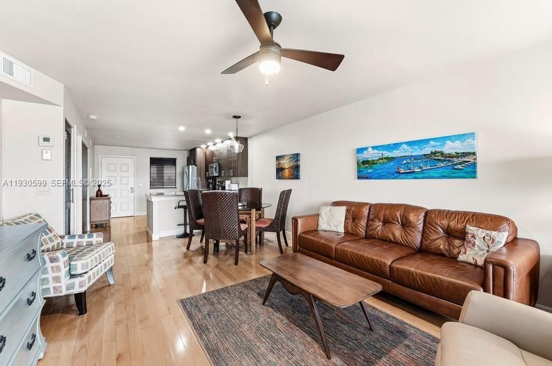 En Venta: $679,000 (2 camas, 2 baños, 1056 Pies cuadrados)