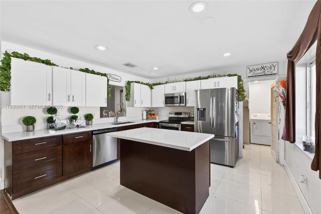 На продажу: $619,900 (4 спален, 2 ванн, 1902 Квадратных фут)