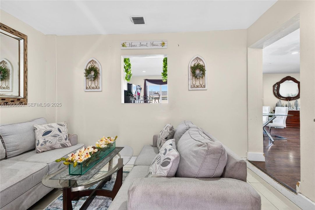 На продажу: $619,900 (4 спален, 2 ванн, 1902 Квадратных фут)