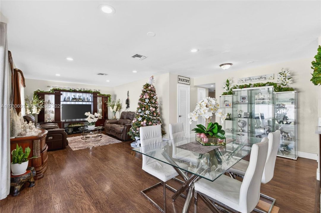 На продажу: $619,900 (4 спален, 2 ванн, 1902 Квадратных фут)