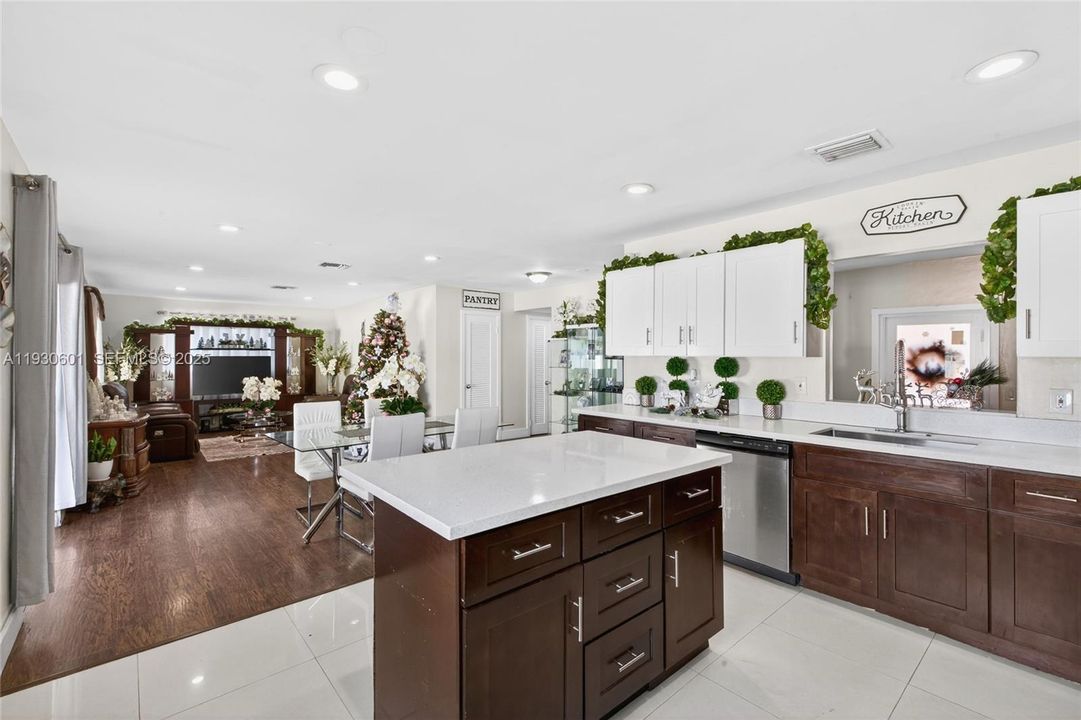 На продажу: $619,900 (4 спален, 2 ванн, 1902 Квадратных фут)