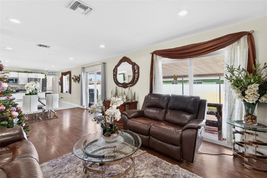 На продажу: $619,900 (4 спален, 2 ванн, 1902 Квадратных фут)