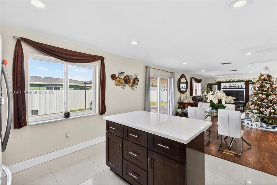 На продажу: $619,900 (4 спален, 2 ванн, 1902 Квадратных фут)