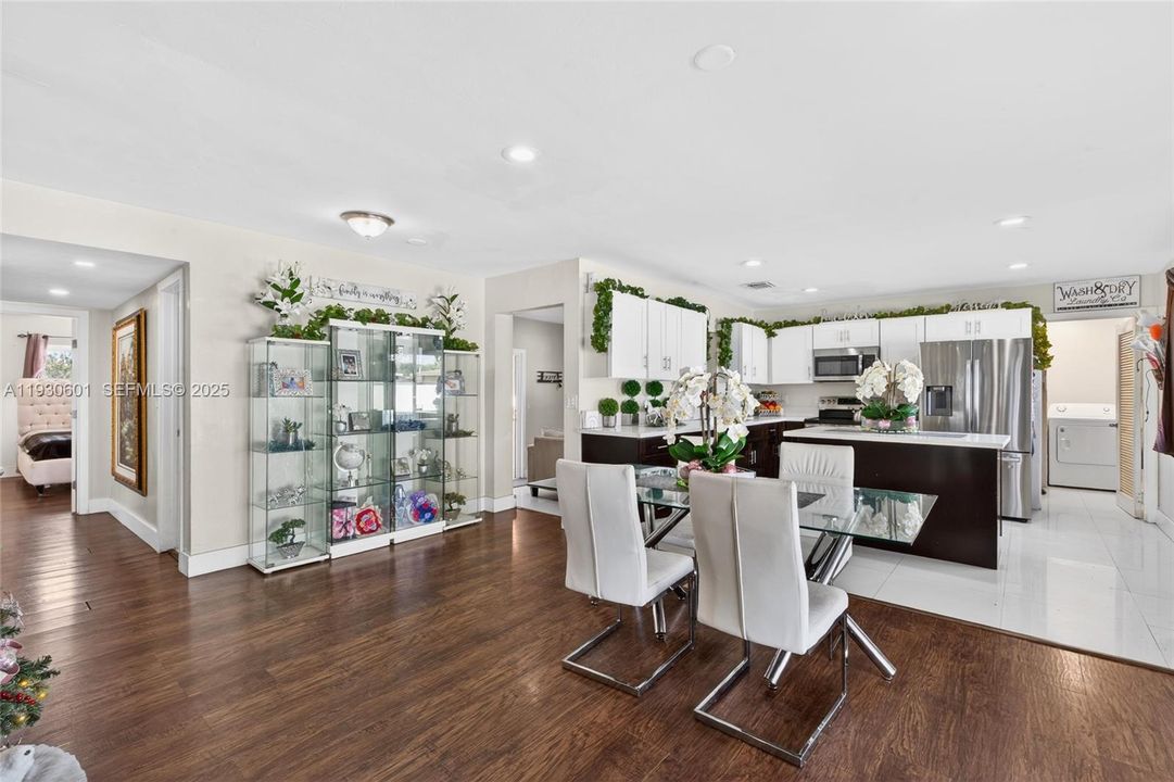 На продажу: $619,900 (4 спален, 2 ванн, 1902 Квадратных фут)