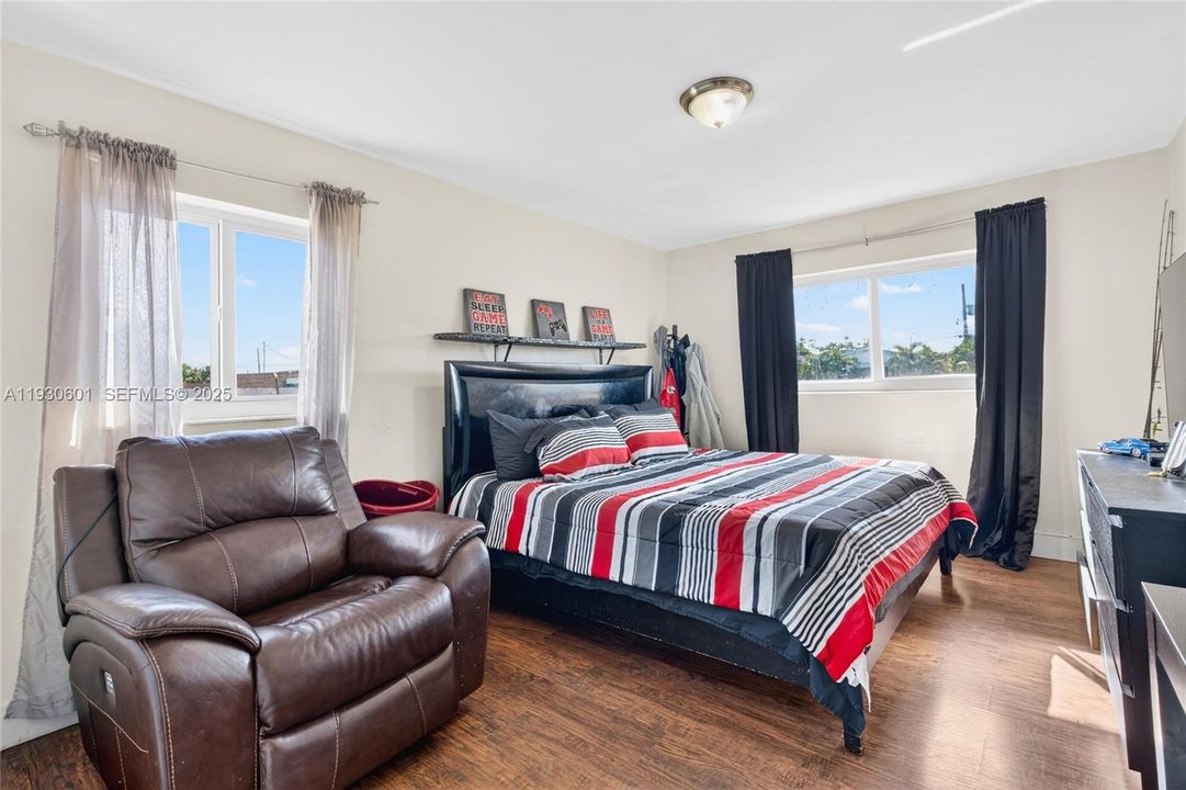 На продажу: $619,900 (4 спален, 2 ванн, 1902 Квадратных фут)