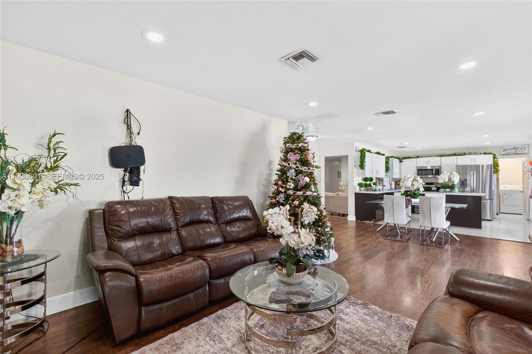 На продажу: $619,900 (4 спален, 2 ванн, 1902 Квадратных фут)