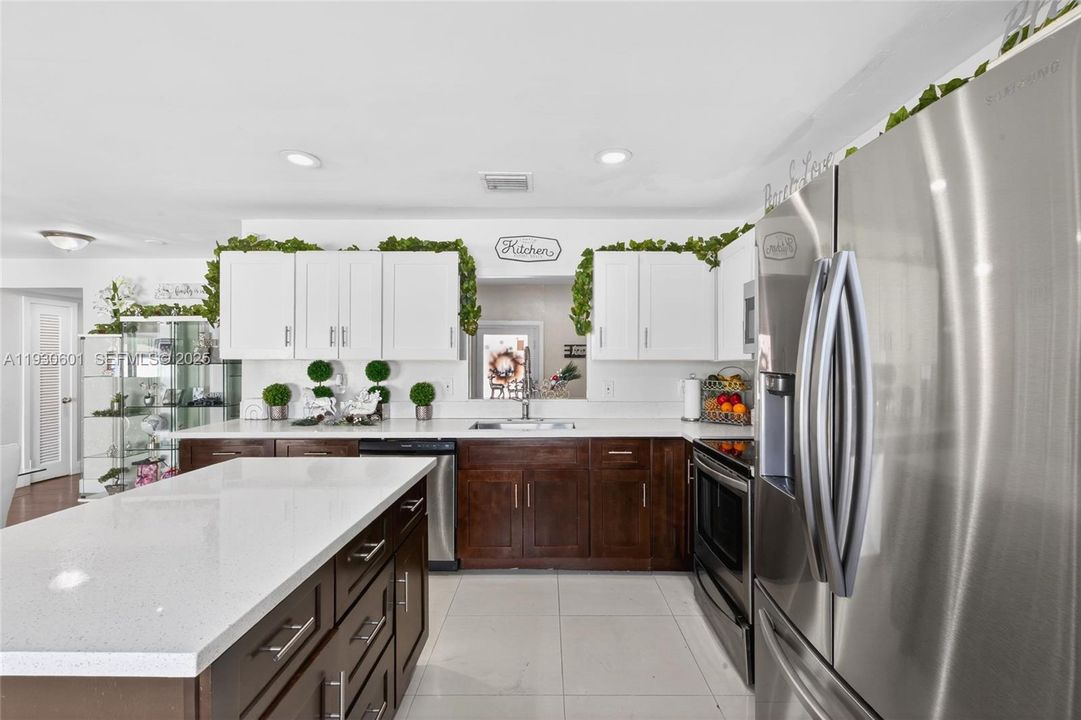 На продажу: $619,900 (4 спален, 2 ванн, 1902 Квадратных фут)