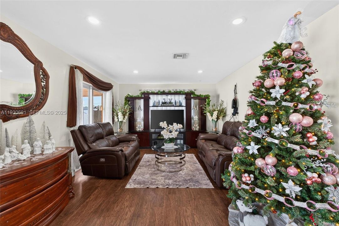 На продажу: $619,900 (4 спален, 2 ванн, 1902 Квадратных фут)