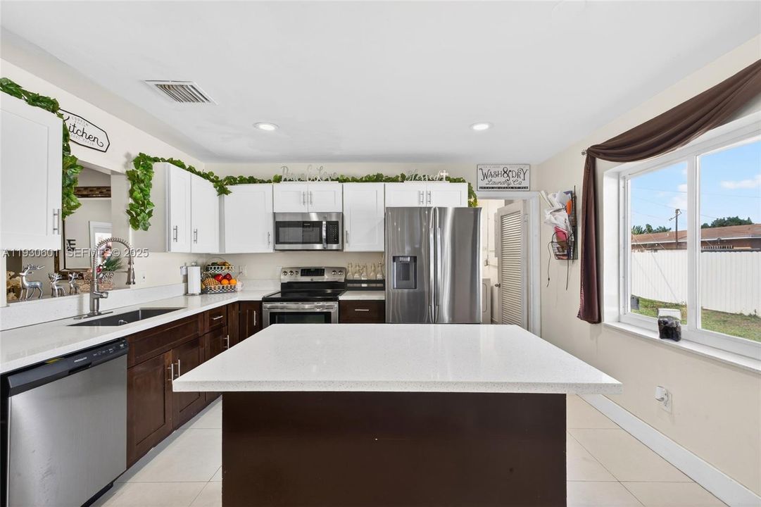 На продажу: $619,900 (4 спален, 2 ванн, 1902 Квадратных фут)