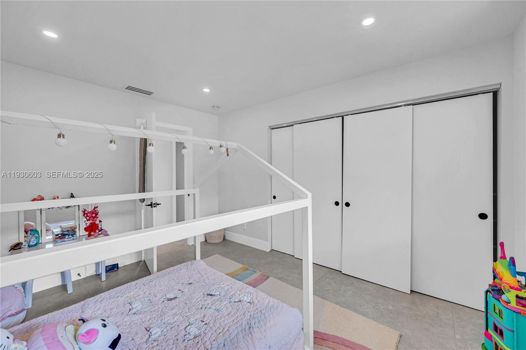 For Rent: $16,000 (5 beds, 3 baths, 3039 Square Feet)