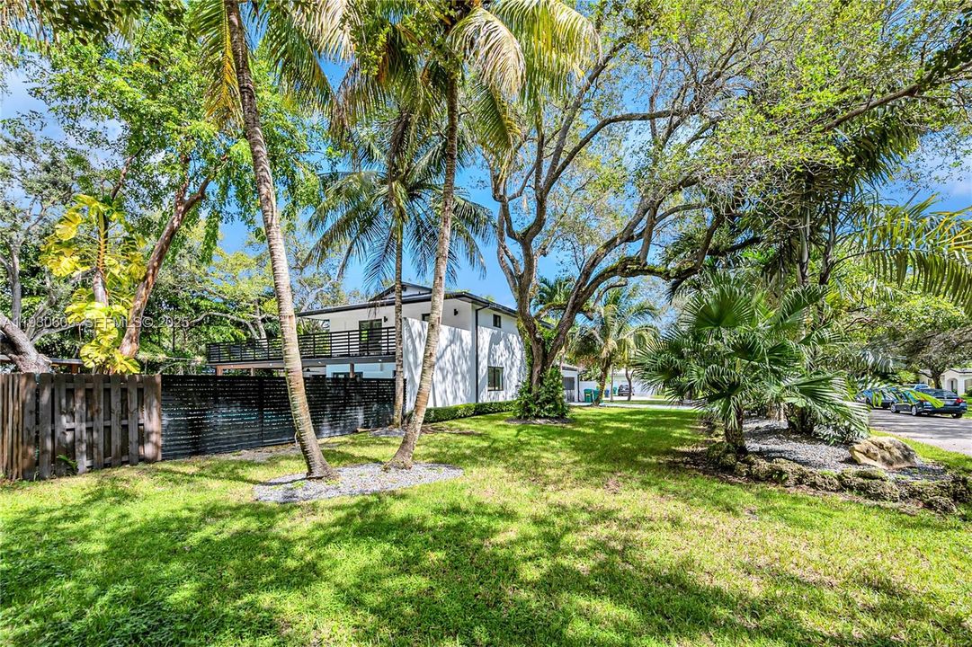 For Rent: $16,000 (5 beds, 3 baths, 3039 Square Feet)