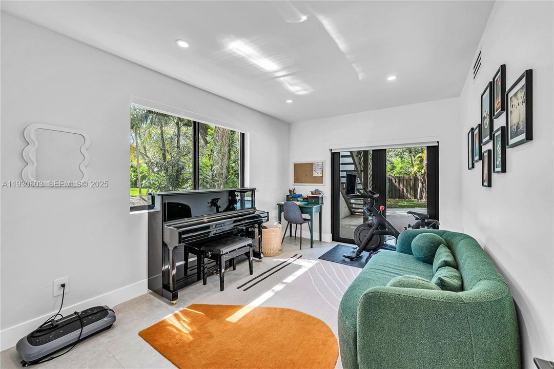 For Rent: $16,000 (5 beds, 3 baths, 3039 Square Feet)