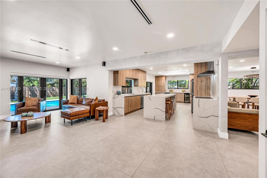 For Rent: $16,000 (5 beds, 3 baths, 3039 Square Feet)