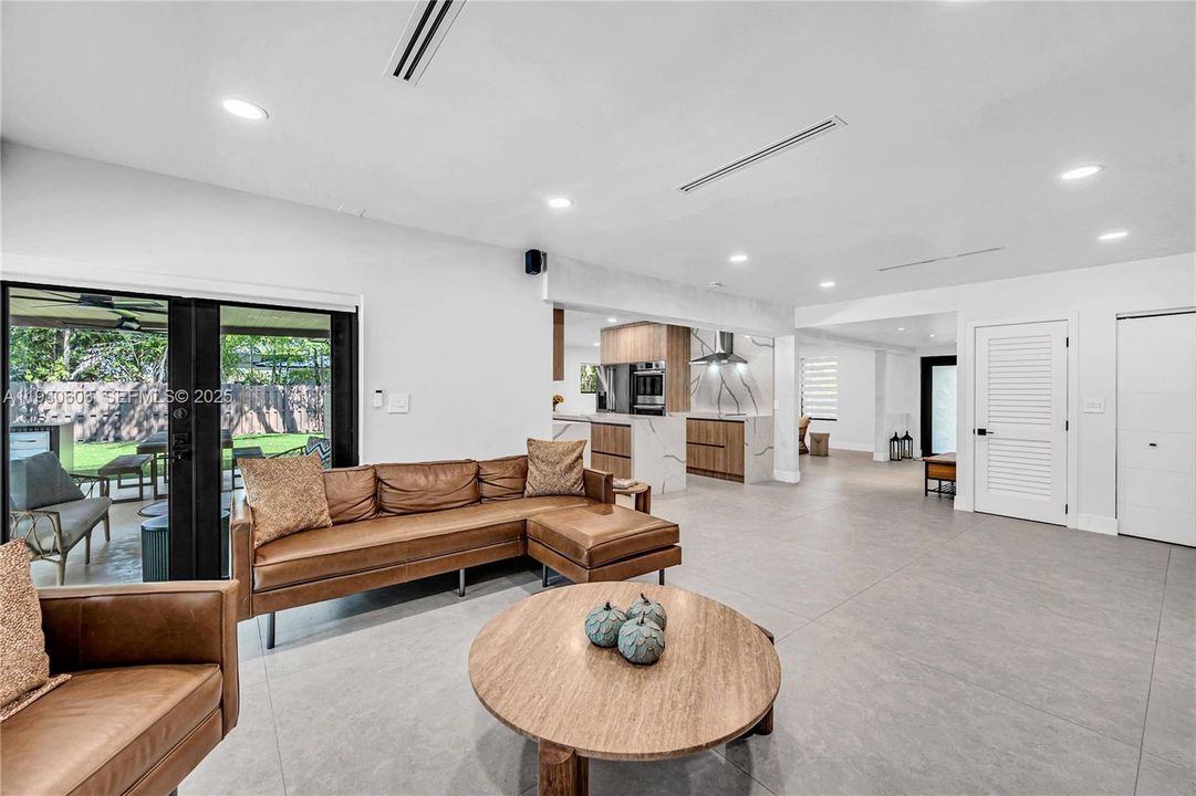 For Rent: $16,000 (5 beds, 3 baths, 3039 Square Feet)