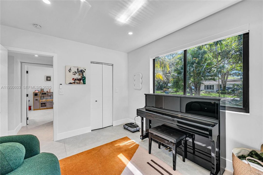 For Rent: $16,000 (5 beds, 3 baths, 3039 Square Feet)