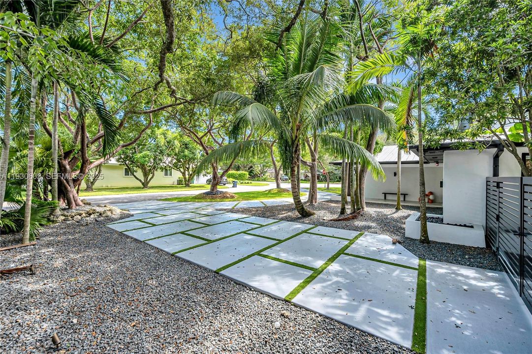 For Rent: $16,000 (5 beds, 3 baths, 3039 Square Feet)