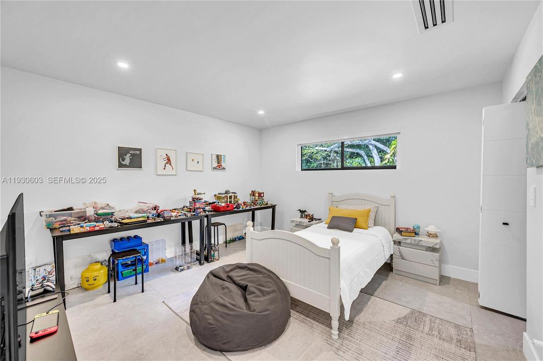 For Rent: $16,000 (5 beds, 3 baths, 3039 Square Feet)