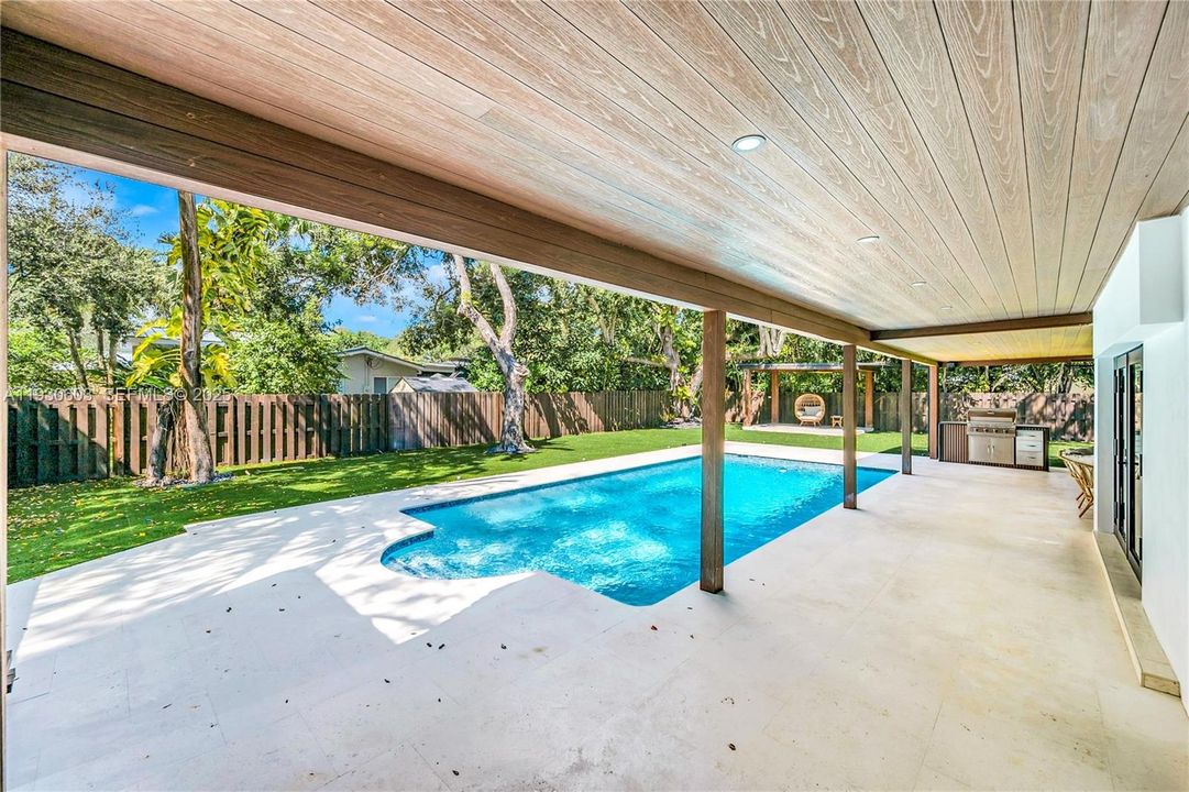 For Rent: $16,000 (5 beds, 3 baths, 3039 Square Feet)