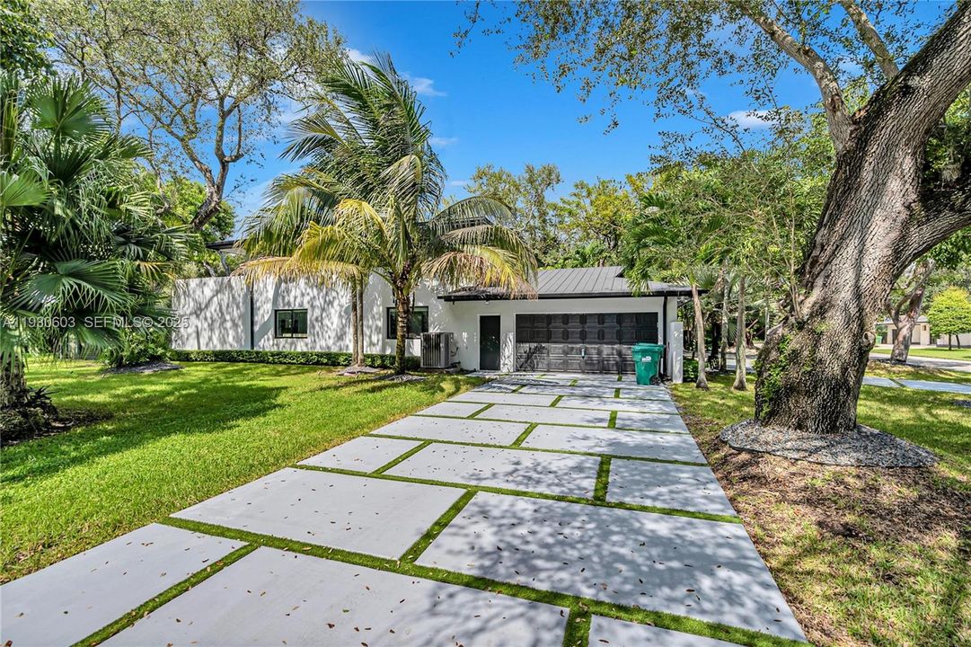 For Rent: $16,000 (5 beds, 3 baths, 3039 Square Feet)