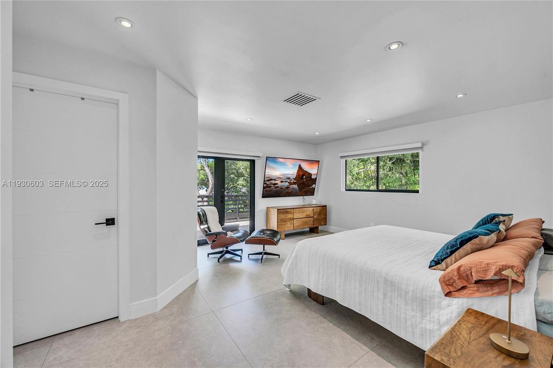 For Rent: $16,000 (5 beds, 3 baths, 3039 Square Feet)