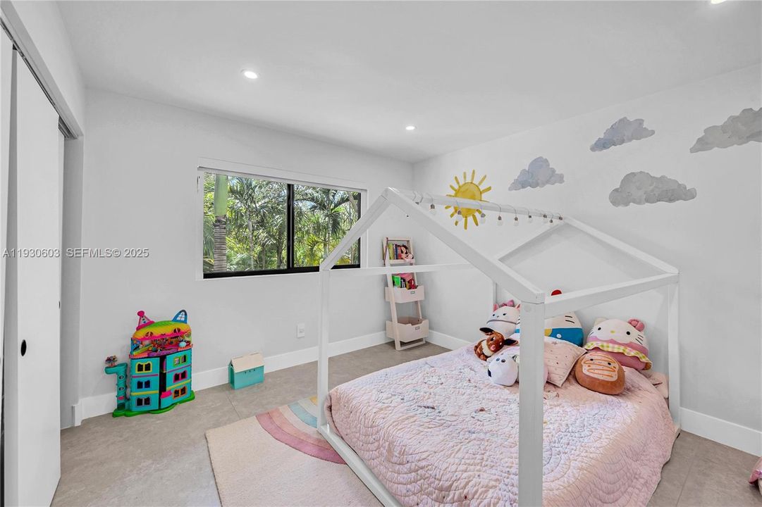 For Rent: $16,000 (5 beds, 3 baths, 3039 Square Feet)