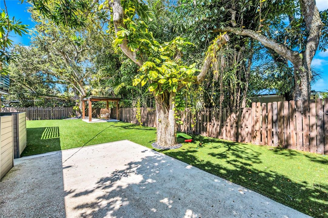 For Rent: $16,000 (5 beds, 3 baths, 3039 Square Feet)