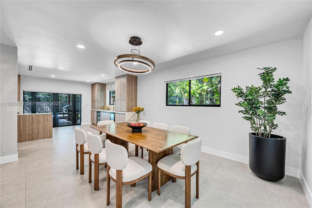 For Rent: $16,000 (5 beds, 3 baths, 3039 Square Feet)