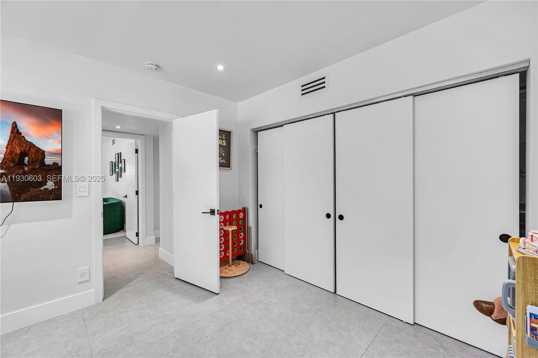 For Rent: $16,000 (5 beds, 3 baths, 3039 Square Feet)