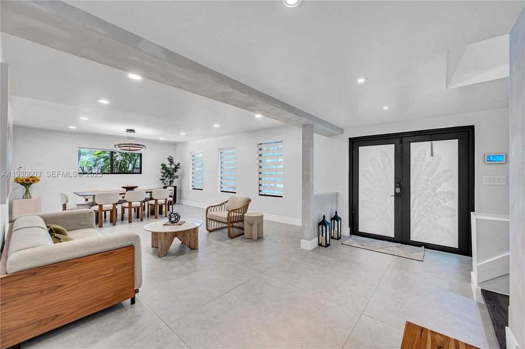 For Rent: $16,000 (5 beds, 3 baths, 3039 Square Feet)