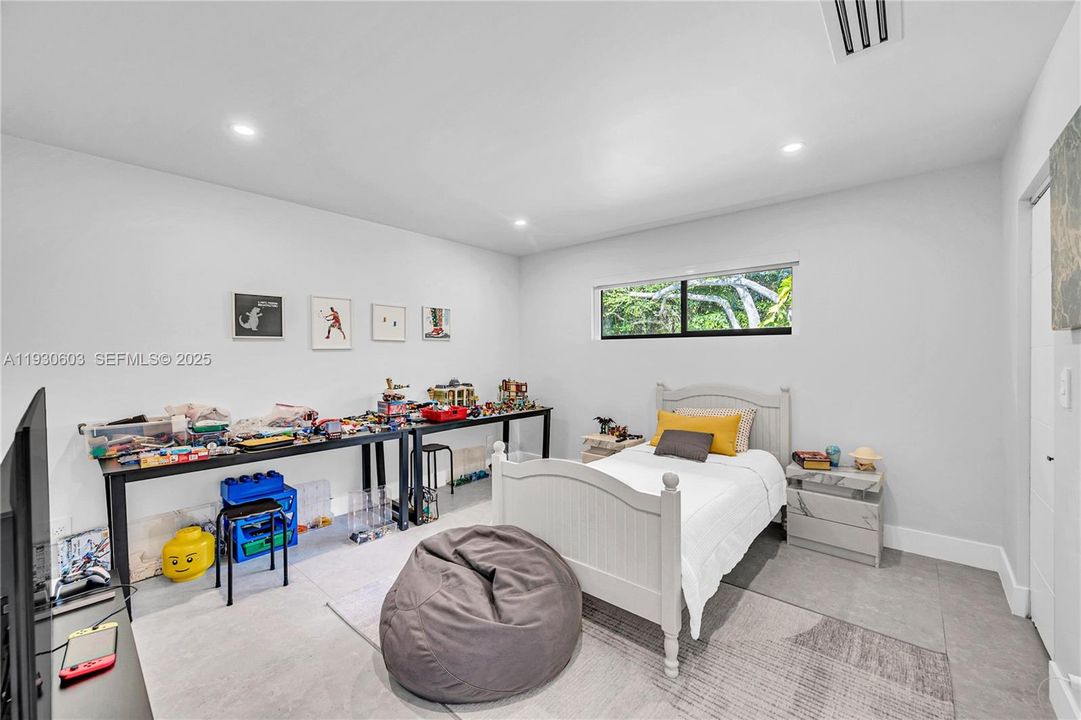 For Rent: $16,000 (5 beds, 3 baths, 3039 Square Feet)