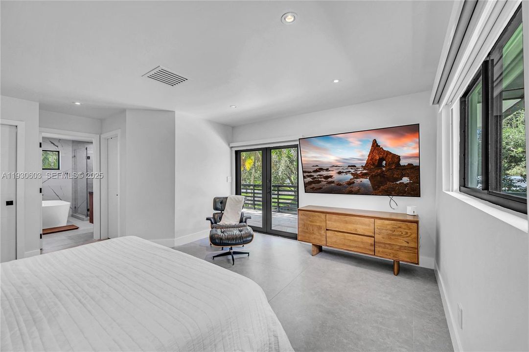 For Rent: $16,000 (5 beds, 3 baths, 3039 Square Feet)