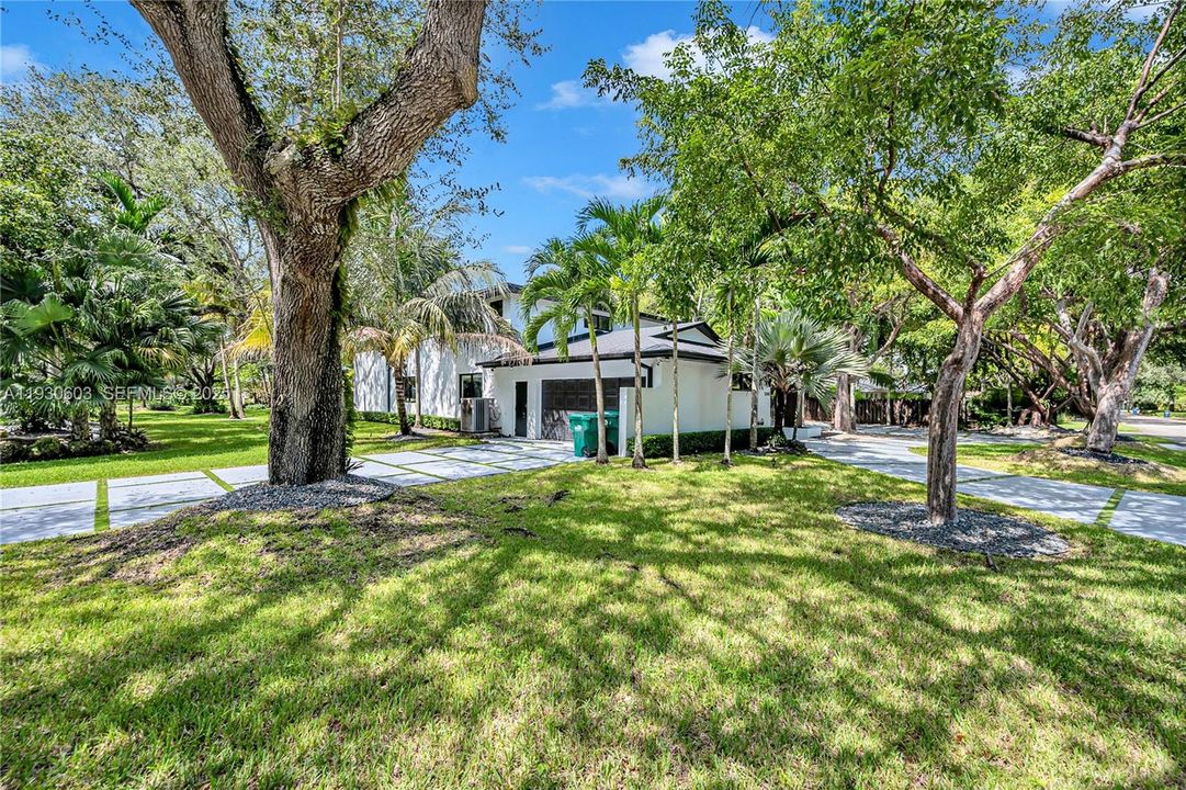 For Rent: $16,000 (5 beds, 3 baths, 3039 Square Feet)