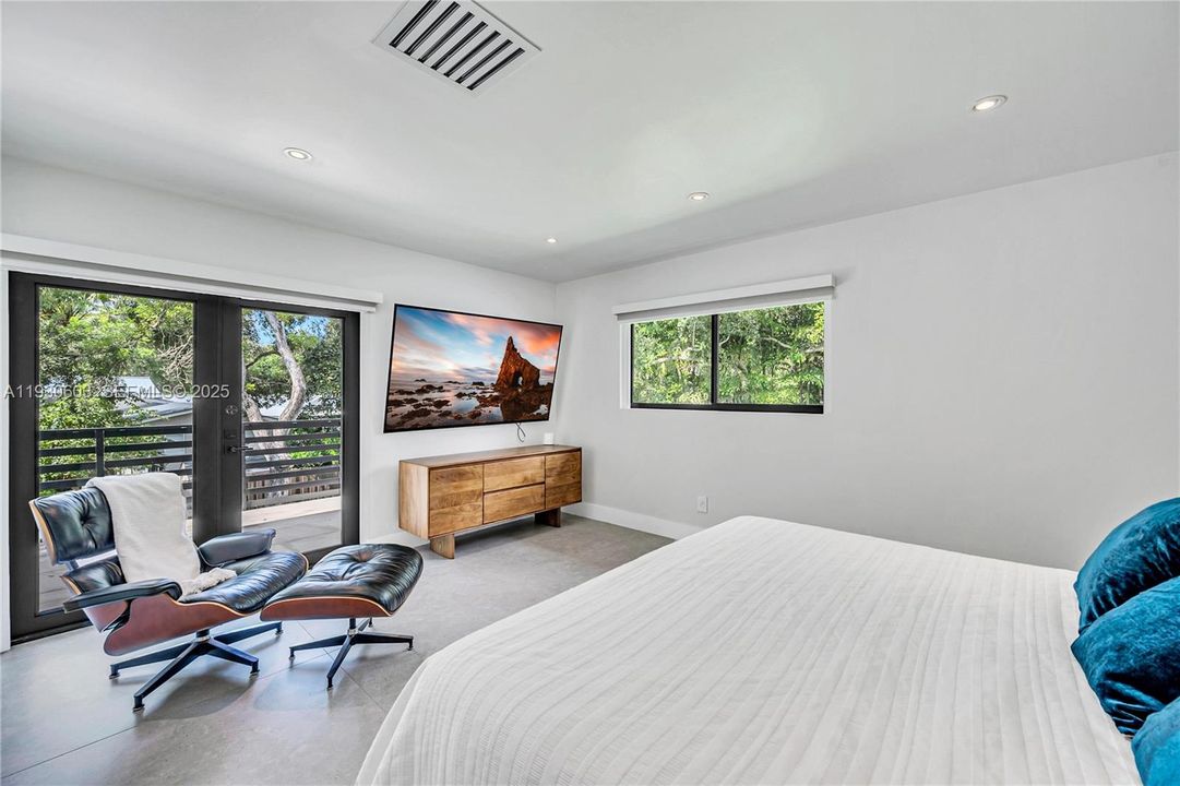 For Rent: $16,000 (5 beds, 3 baths, 3039 Square Feet)