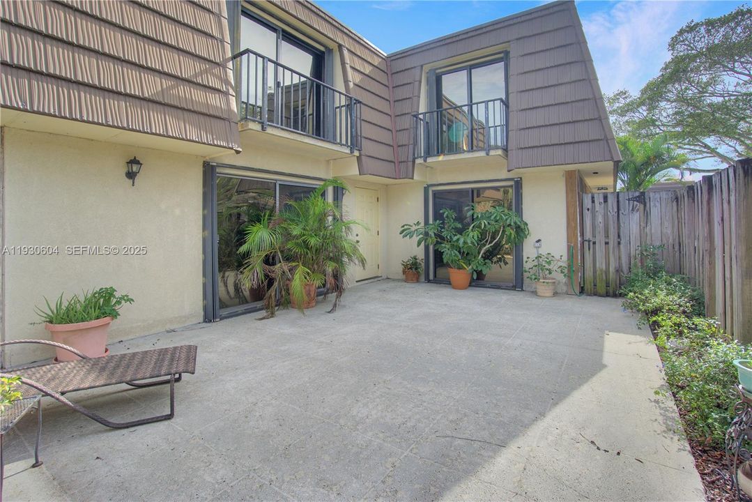 For Sale: $335,000 (2 beds, 2 baths, 1236 Square Feet)