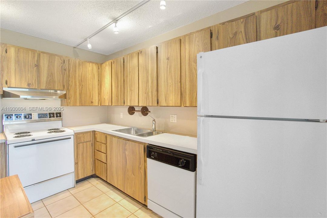 For Sale: $335,000 (2 beds, 2 baths, 1236 Square Feet)