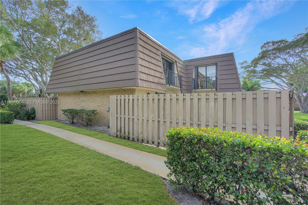 For Sale: $335,000 (2 beds, 2 baths, 1236 Square Feet)