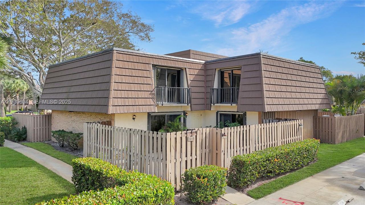 For Sale: $335,000 (2 beds, 2 baths, 1236 Square Feet)