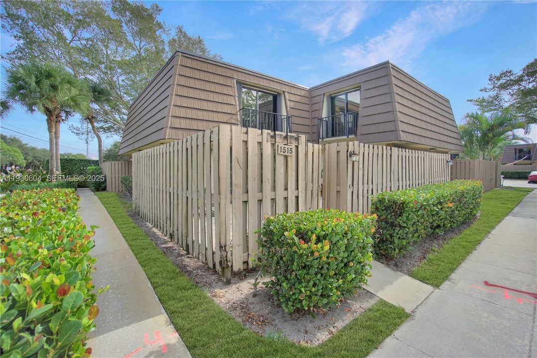 For Sale: $335,000 (2 beds, 2 baths, 1236 Square Feet)