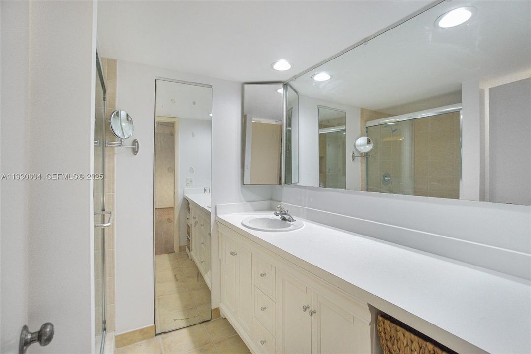 For Sale: $335,000 (2 beds, 2 baths, 1236 Square Feet)