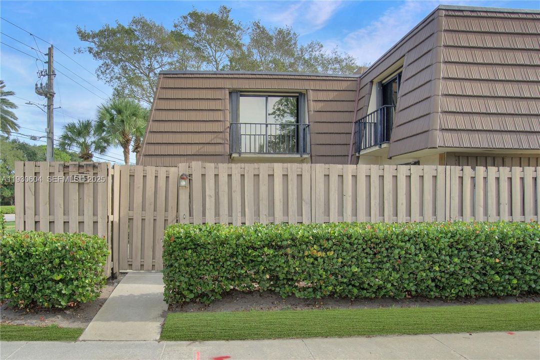 For Sale: $335,000 (2 beds, 2 baths, 1236 Square Feet)