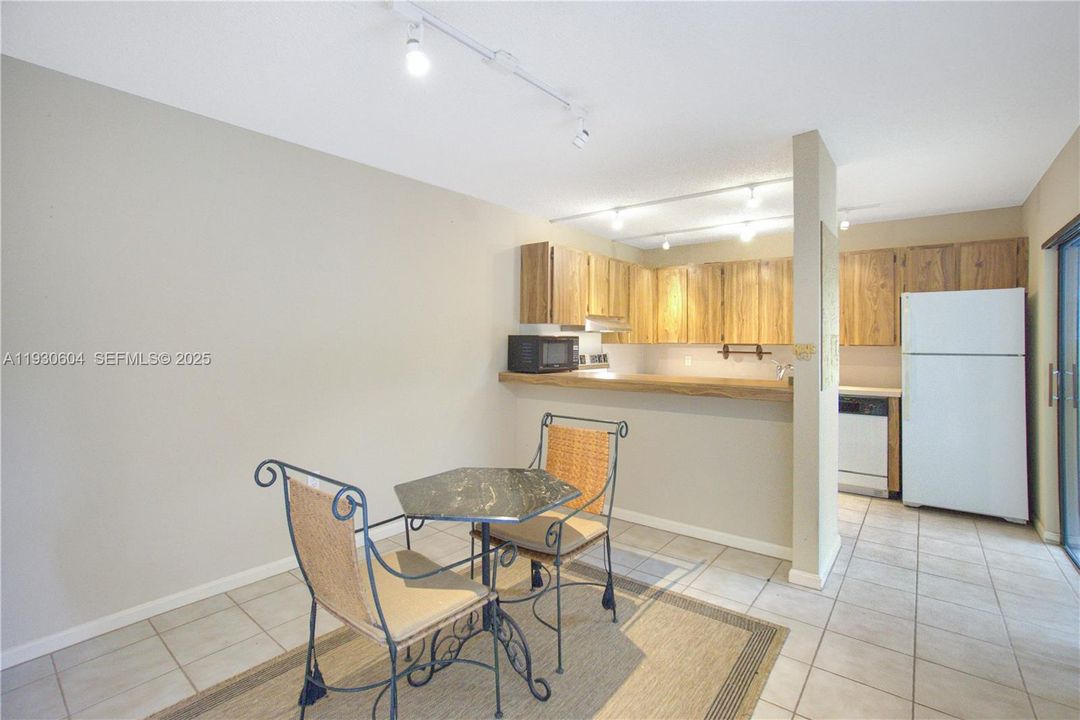 For Sale: $335,000 (2 beds, 2 baths, 1236 Square Feet)