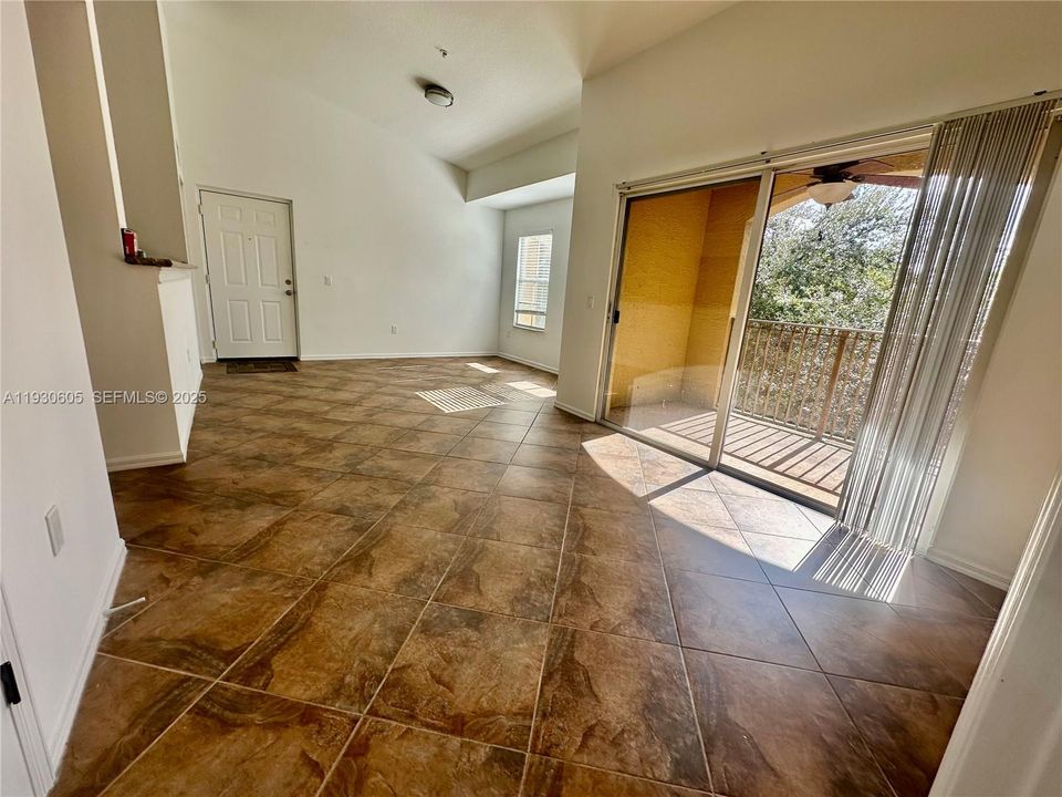 出租: $1,750 (1 贝兹, 1 浴室, 760 平方英尺)